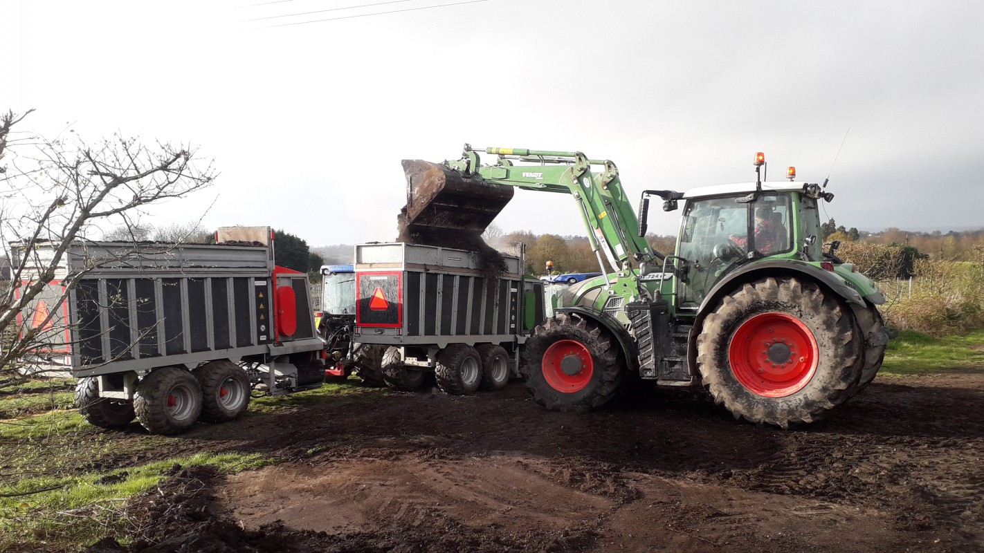 images/800/loading-compost-spreaders-vines_H.jpg